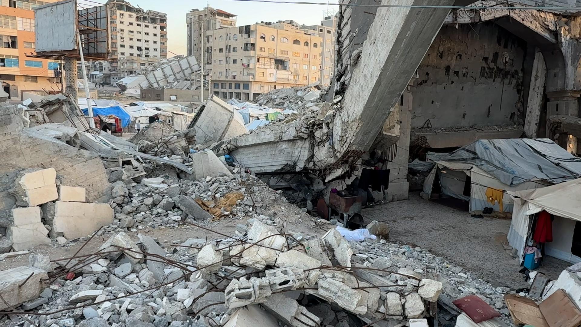 CH11540394_Tents amongst destroyed buildings in Gaza (1)