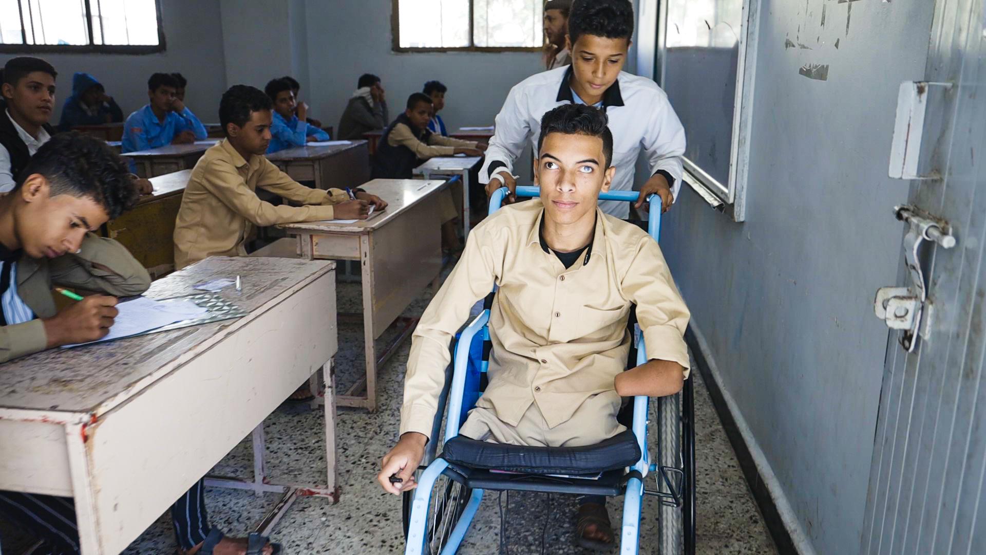 CH1629444_Ahmed,_16_in_school_in_Taiz,_Yemen