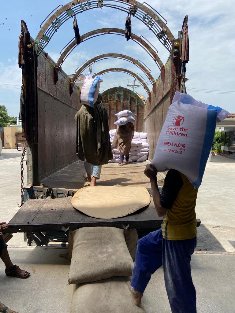 CH1713095_Emergency_supplies_of_wheat_flour_being_delivered_to_flood_affected_areas