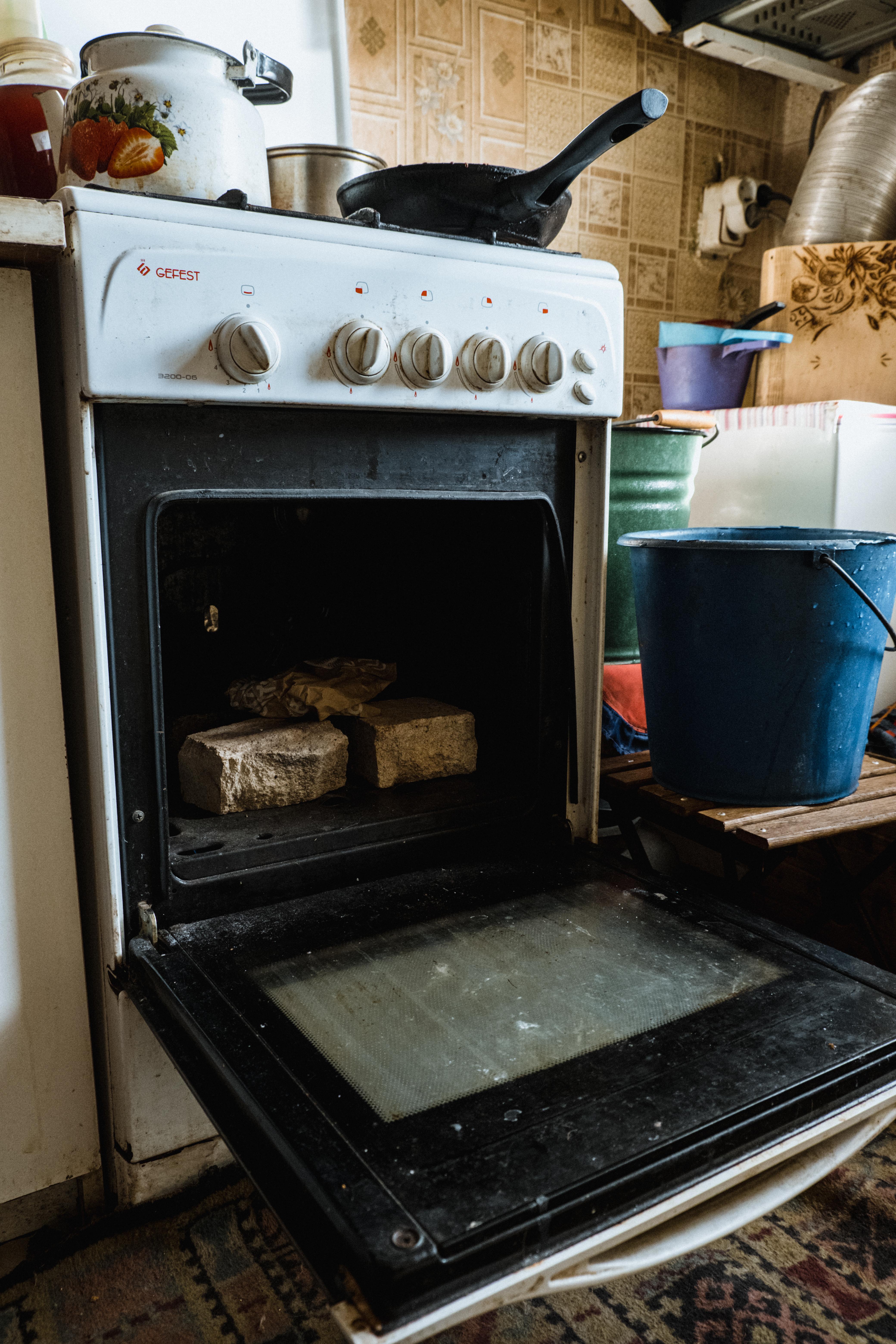 CH1759225_The_gas__potbelly_oven_that_Polinas_68-year-old_grandmother,_Larysa,_turns_on_when_there_i