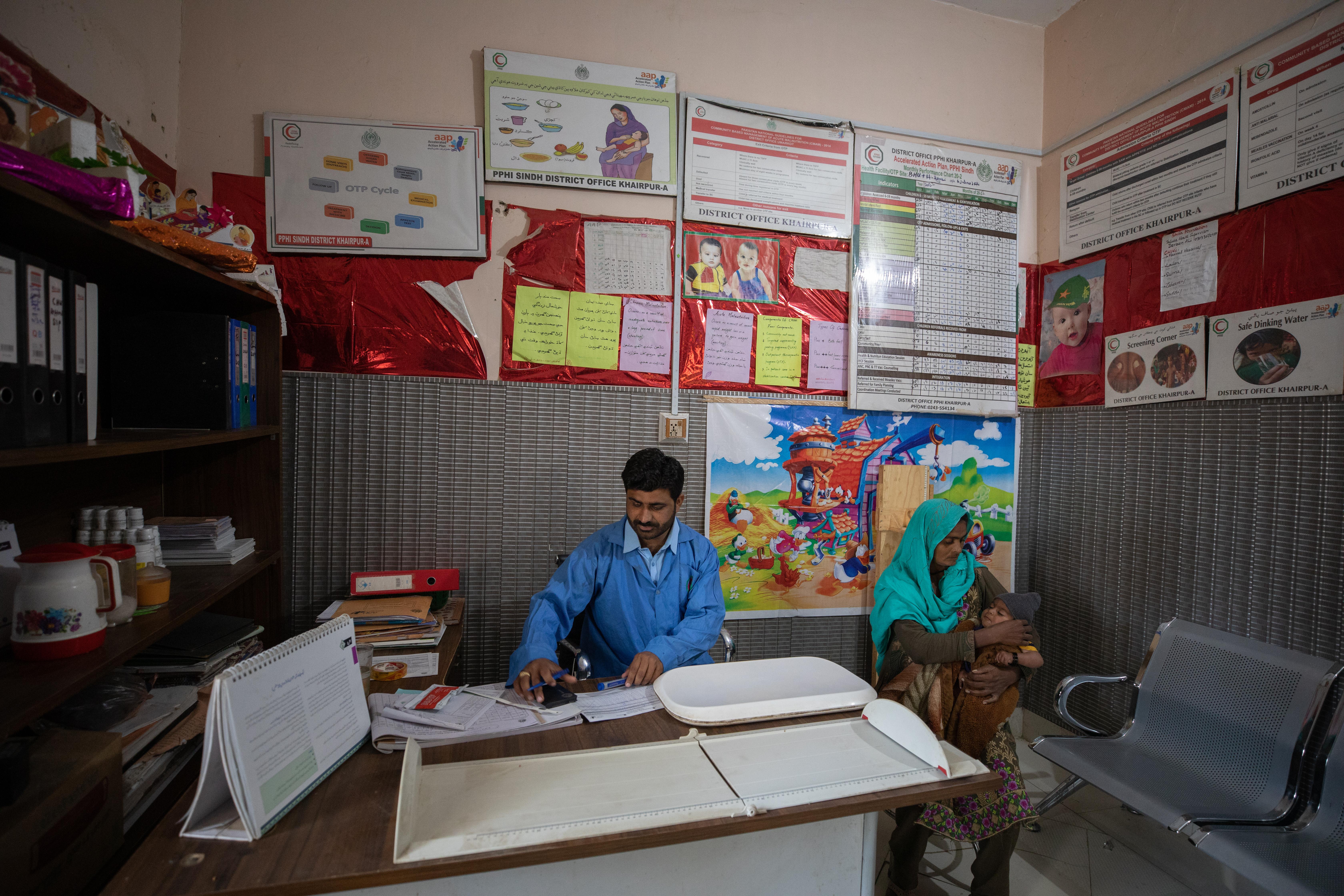 CH1778074_Waheed-nutrition-assistant-prepares-to-assess-a-child-at-a-Basic-Health-Unit-BHU-in-Khairp