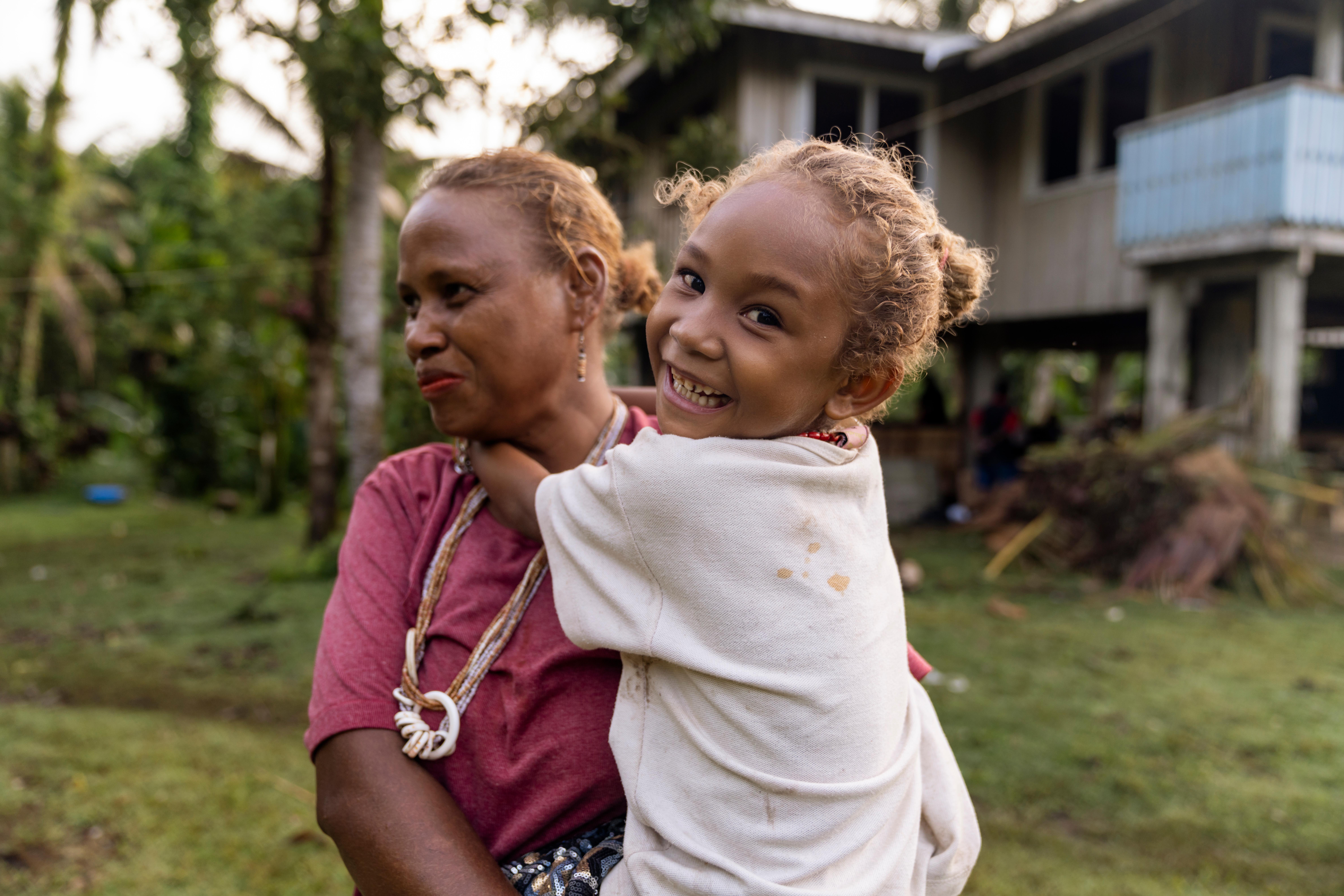 CH1818465_Alison,_43,_and_her_daughter_Lucy,_four,_in_a_remote_community_in_Malaita_Province,_the_So