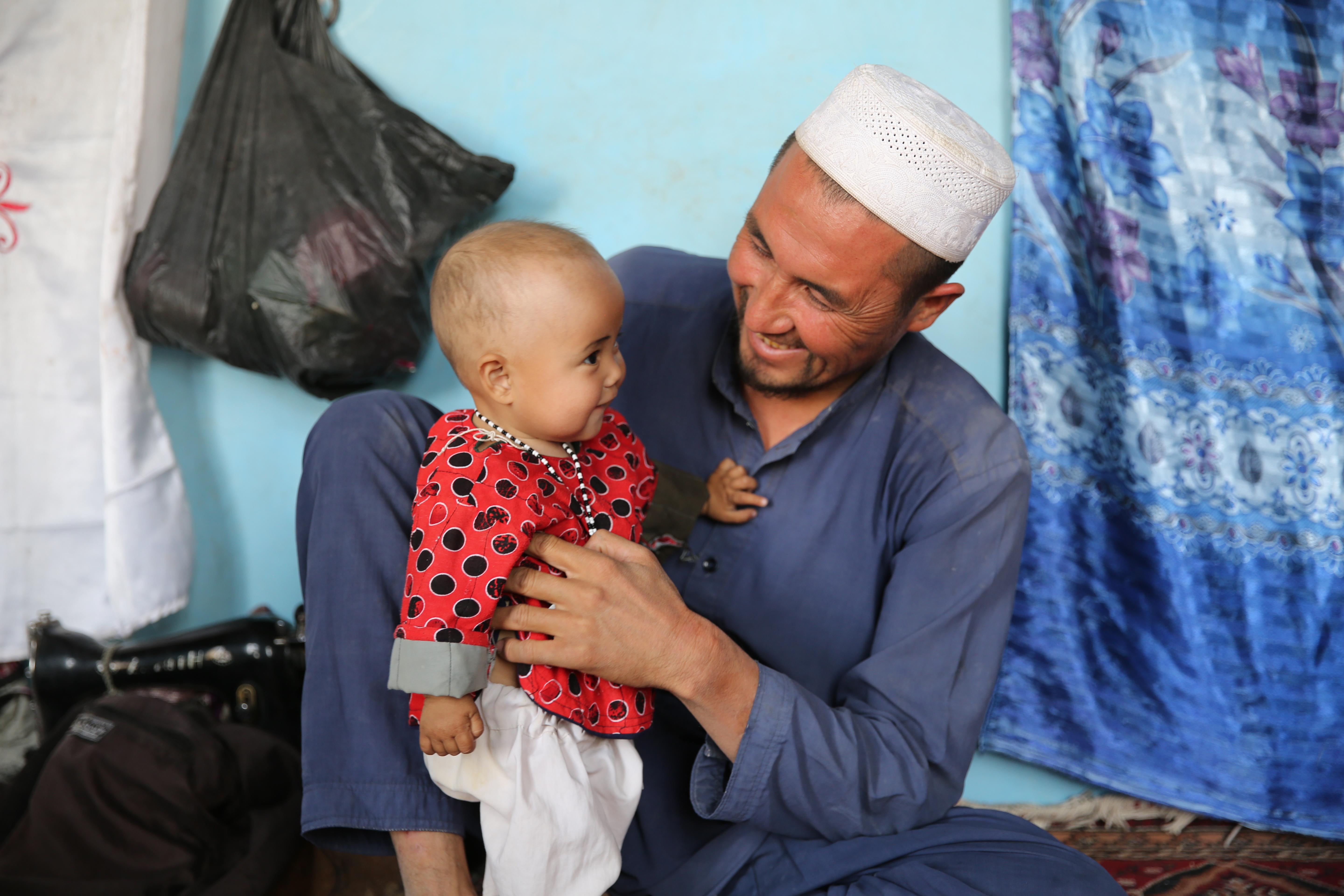 CH1883885_Din Ali,37, and his 10-month-old daughter Marium