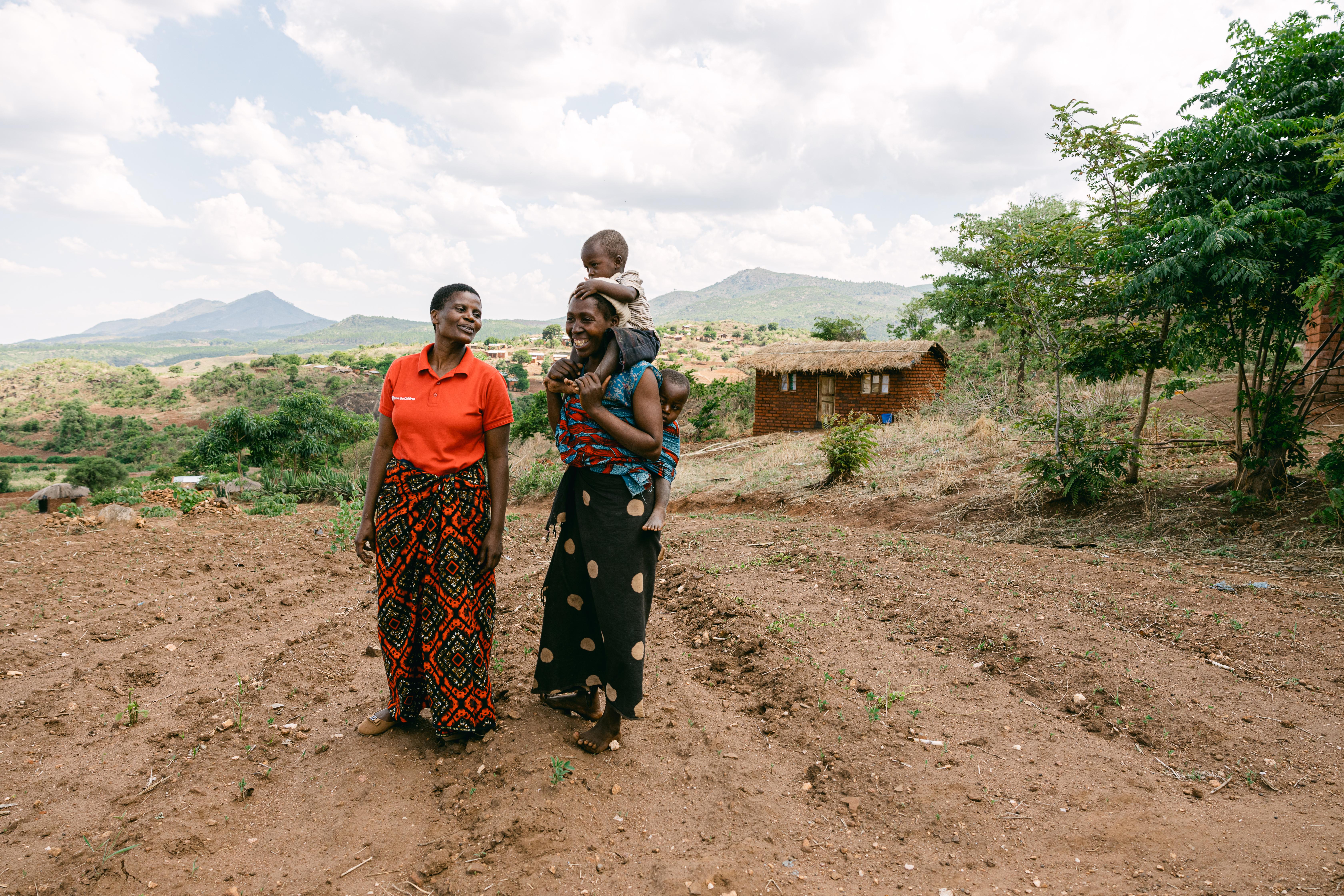 CH1953955_Unica-and-Gender-Facilitator-Sara-Chasowa-at-Unicas-family-garden-in-Balaka-district-Malaw