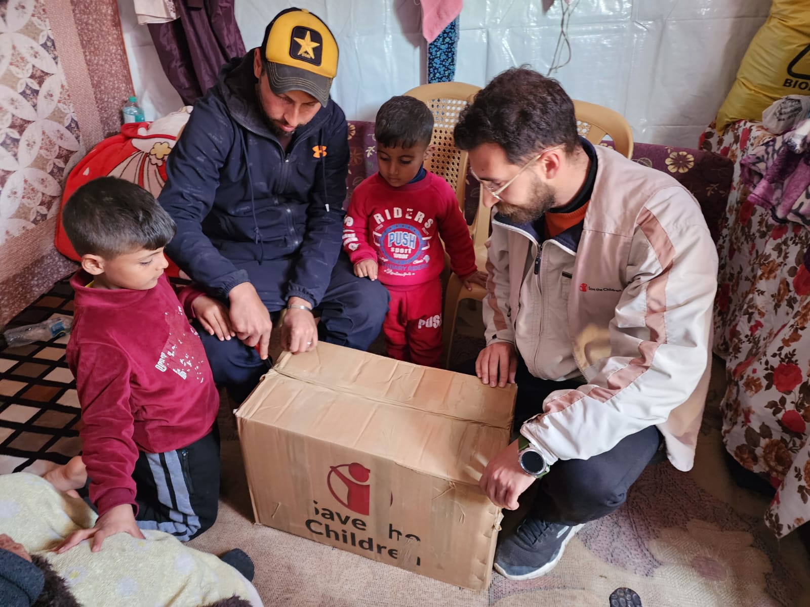 CH1965984_Omar and sons Ali and Ahmed inspecting the food parcel