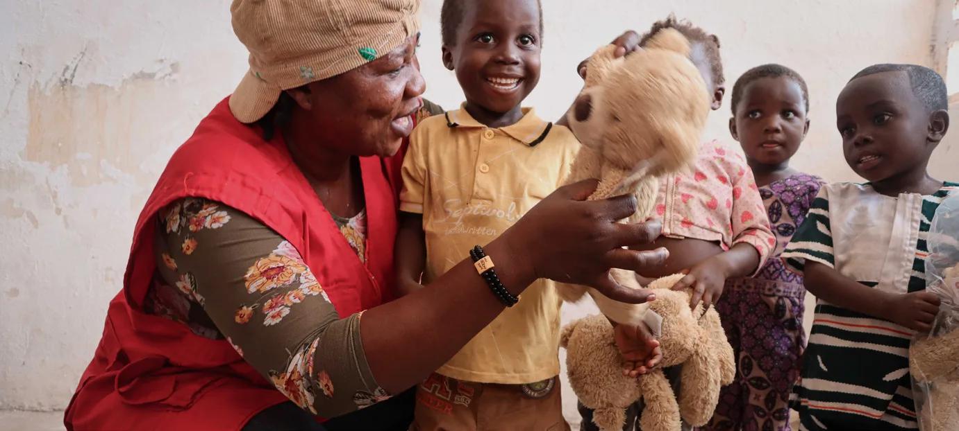 A Play On! facilitator plays with the children and their new Teddy Bears from Spin Master���s Toy Movement.