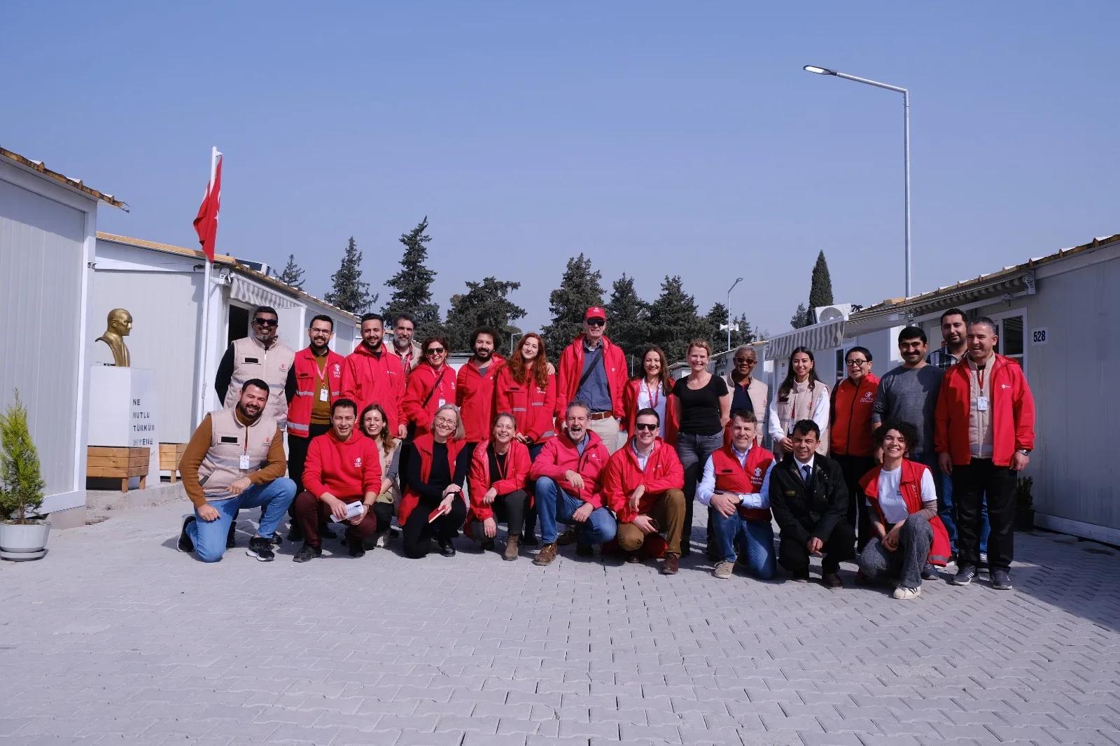 Danny (front row, fourth from right) with some of the Save the Children T?�rkiye team.