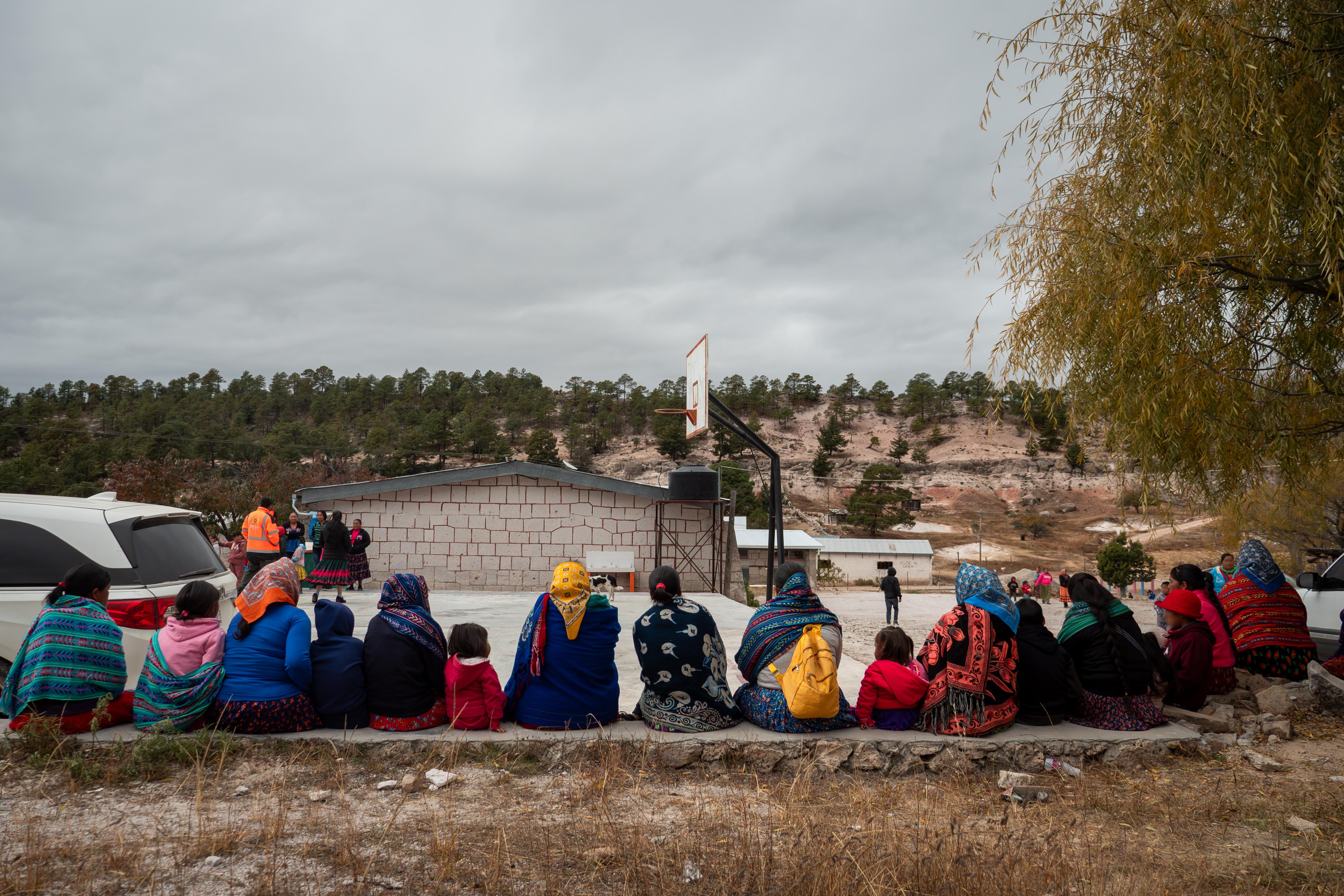 A group of women from the community waiting for the distribution of the kits