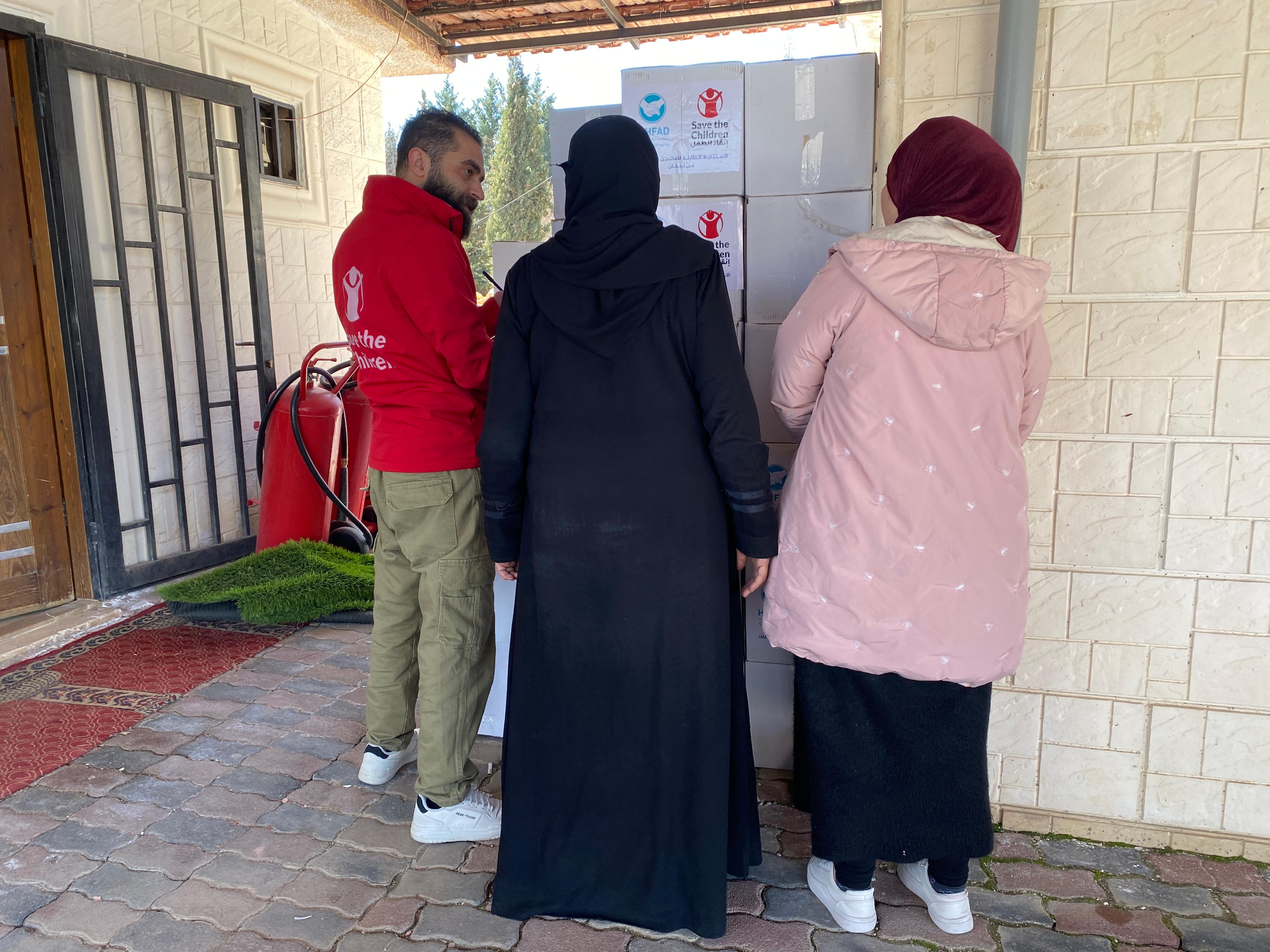 Amina* receives aid at Jdeidet Yabous (Masnaa) crossing after returning from Lebanon