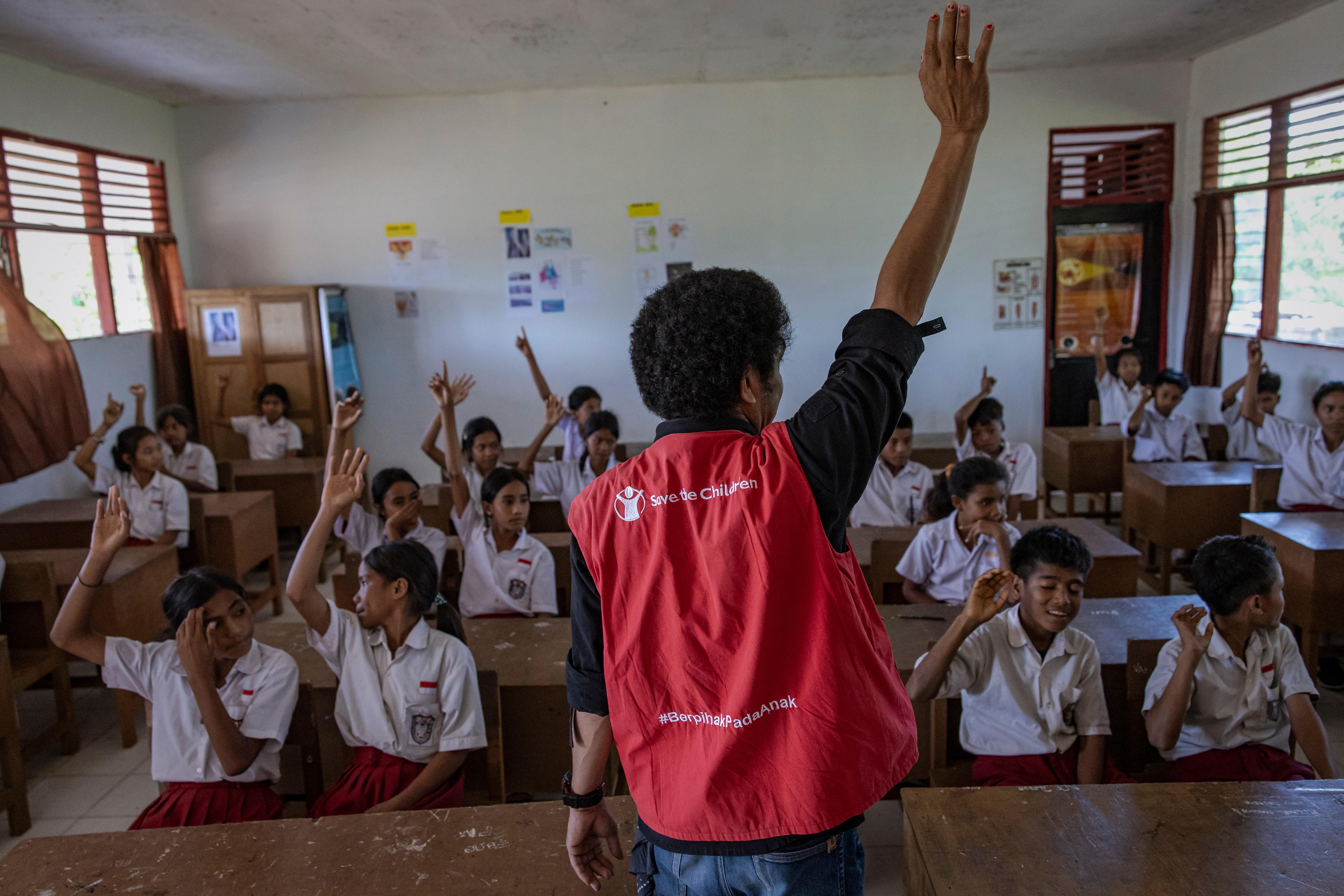 Humanitarian Specialist Roby Lay delivers an educational session about drought and disaster preparedness at Atika’s school in drought-affected East Sumba, Indonesia.