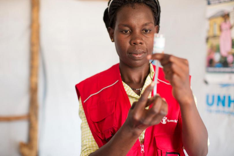 EHU nurse Nancy preparing a vaccine at the EHU 's mobile clinic