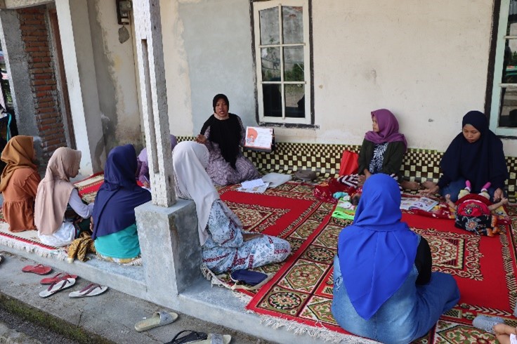 Posyandu cadre giving group health session to Children under 5 mothers / caregivers in Posyandu, Central Lombok – Indonesia, Nesya Tirtayana, Save the Children Indonesia 