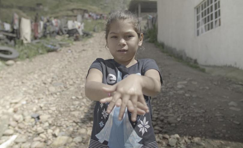 A girl shows how to wash your hands in Mexico