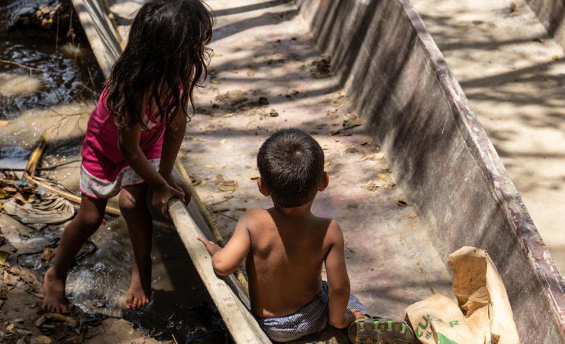 Children play on Venezuelan-Colombian border