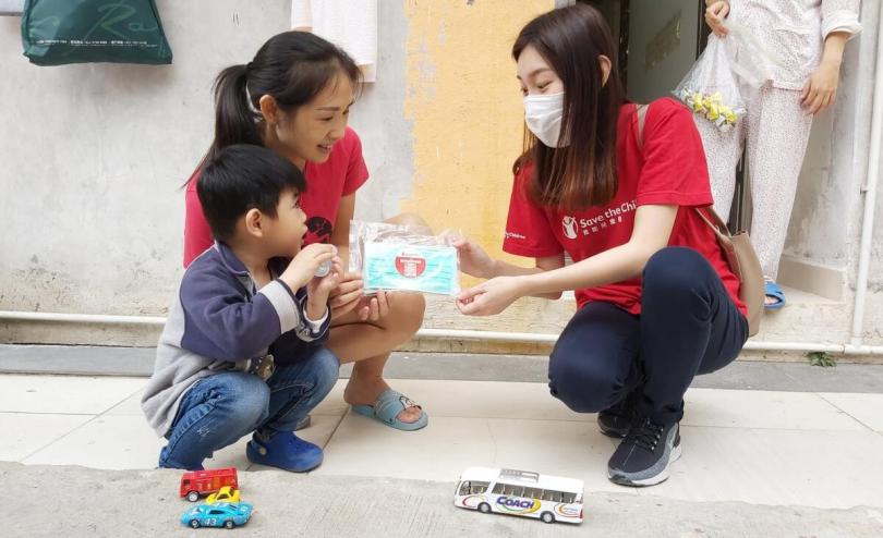 Save the Children Hong Kong has distributed 5,000 bottles of hand sanitisers and more than 20,000 face masks to deprived children and their families in Hong Kong through a number of partner organisations, to help protect them from the coronavirus.