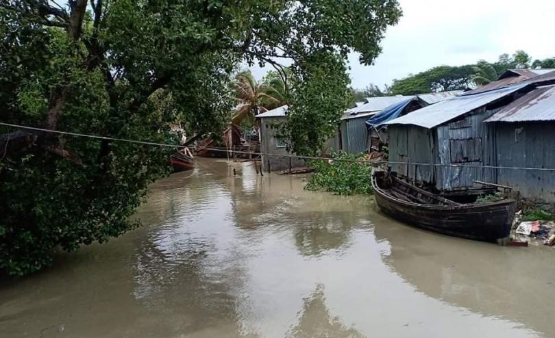 Heavy rains and flooding as Cyclone Amphan impacts large parts of Kolkata, West Bengal, India