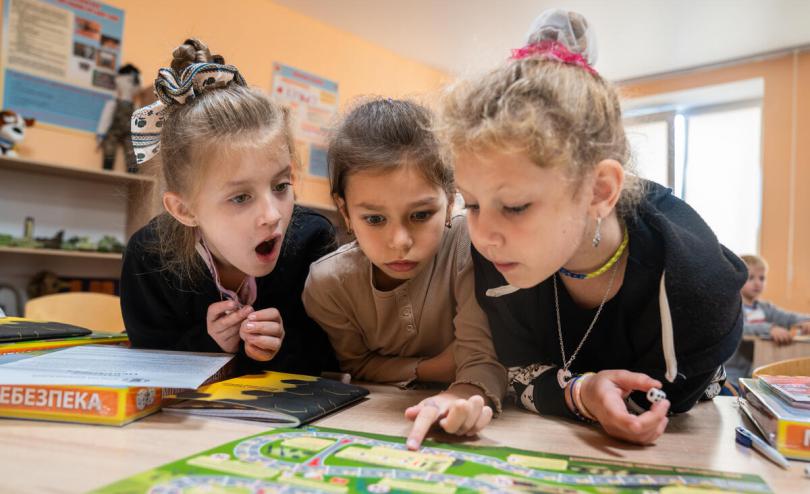 children playing mines awareness board game in Ukraine
