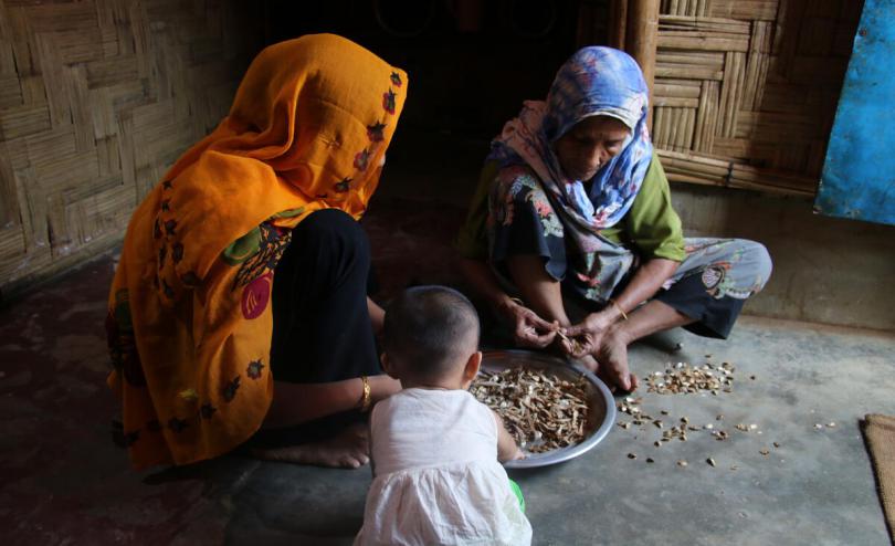 Women and child sort through food 