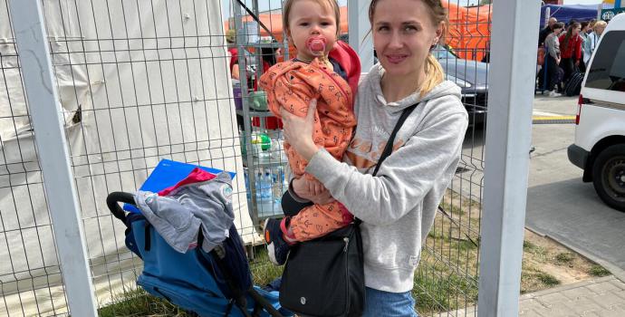 ROMÂNIA: Mai multe mame și copii trec granița fluvială, în timp ce 5 milioane fug din Ucraina