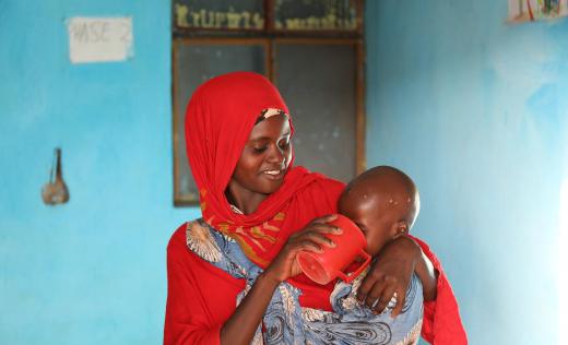 Jamilah*, 25 feeding her daughter Leila*, 20 months, treatment for severe acute malnutrition in Kelafo Stabilization Center, Ethiopia.