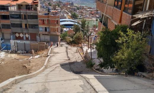 a neighboorhood in Bolivia affected by the climate change landslides.