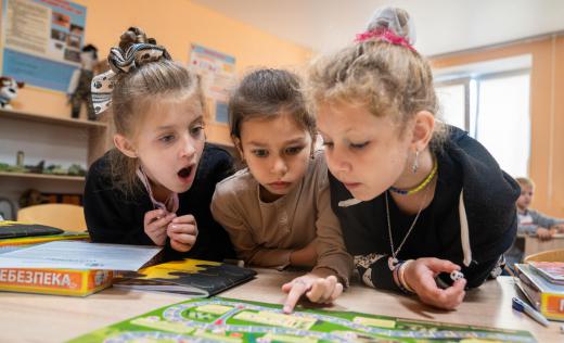 children playing mines awareness board game in Ukraine