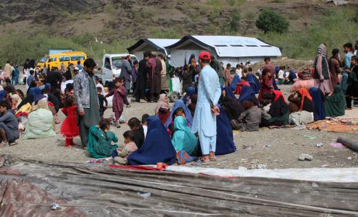 Children and families at the Afghanistan-Pakistan border 