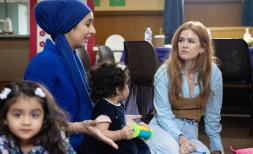 Isla Fisher speaks to Mary (mum) and meets children Roma and Dina at Home-Start Glasgow North and North Lanarkshire
